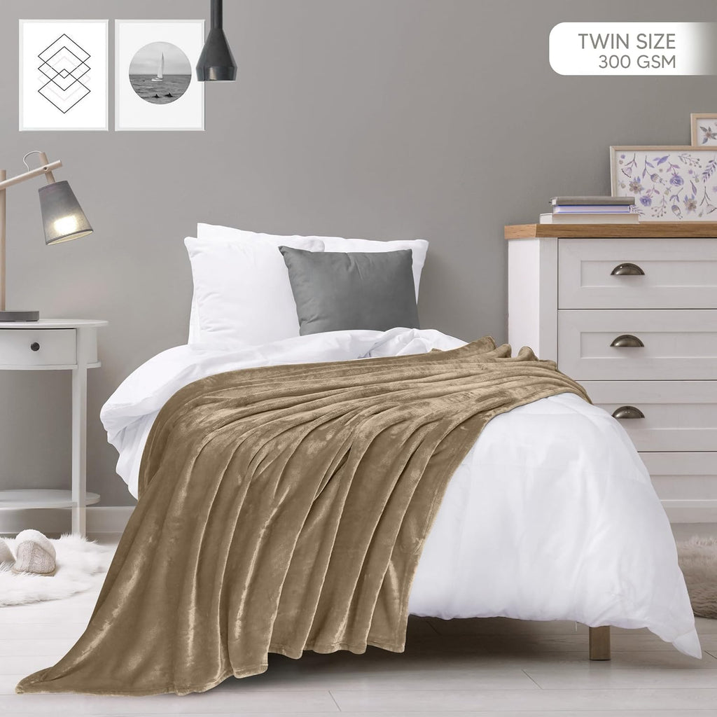 Utopia Bedding Fleece Blanket - Luxury Soft Microfiber Twin Size in Camel (60x80 Inch)