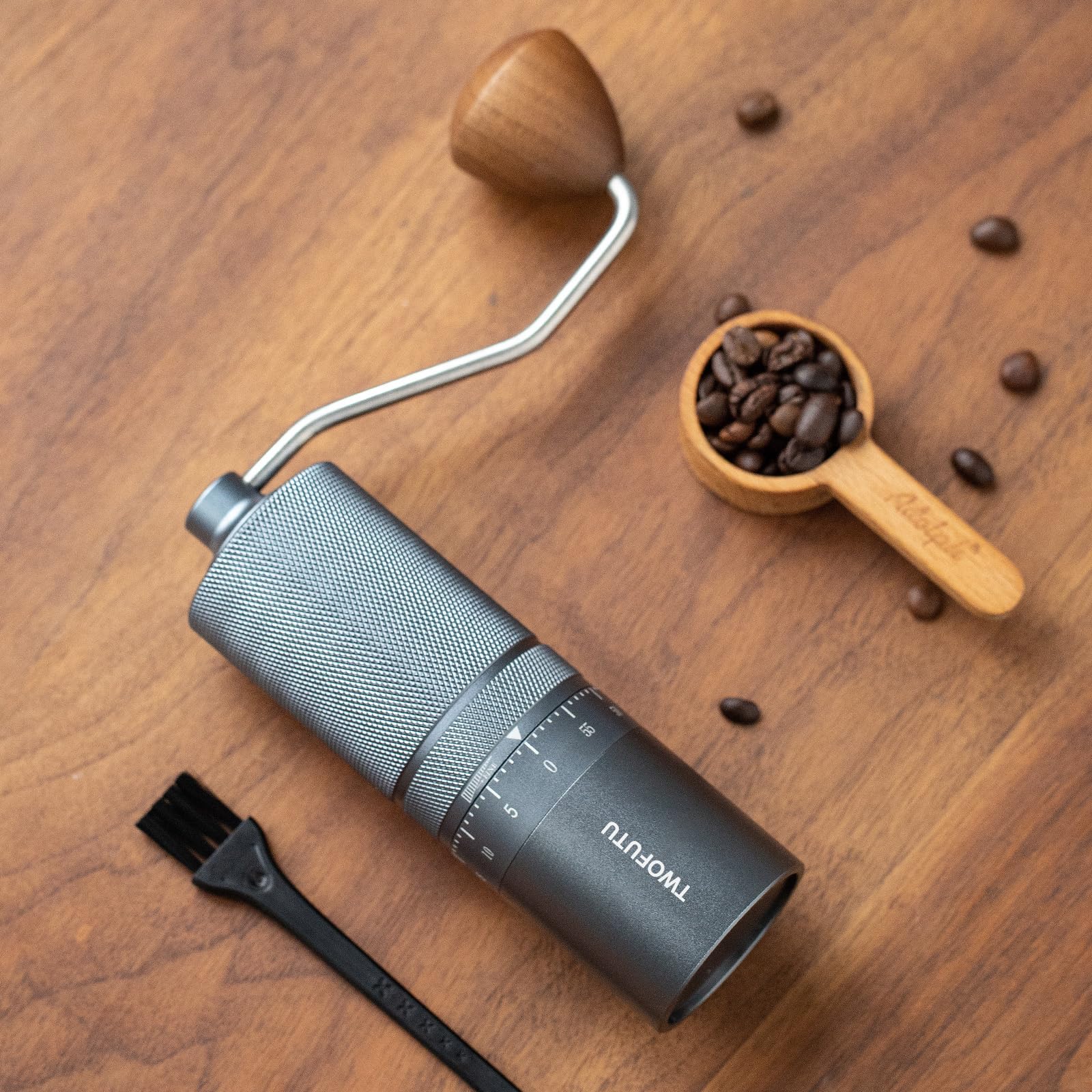 Manual Coffee Grinder With External Adjustable Stainless Steel Reticulate Pattern Hand Coffee Grinder, Suitable use for Various Places Such as Home Kitchens,Restaurants, Travel Etc. Grey.