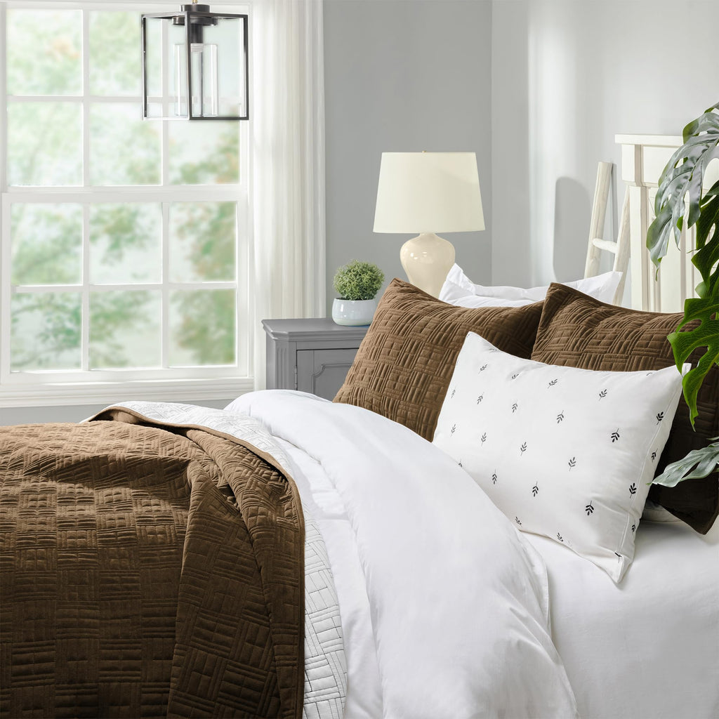 Elegant Life Blue Label Collection Lightweight Microfiber Embroidery Bedding 3 Piece Quilt Set with 1 Quilt and 2 Pillow Shams, Queen Size Quilt 90’’ x 92’’/1+Shams 20” x 26”/2, Autumn Brown Color