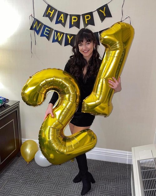 Gold Number 60 Balloon - 40 Inch Giant Foil Decoration for 60th Birthday Party Supplies