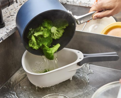 Joseph Joseph Droplet Compact Colander with Folding Handles, Space-Saving Design, Easy-Pour Corners, for Draining Vegetables, Pasta, Fruits
