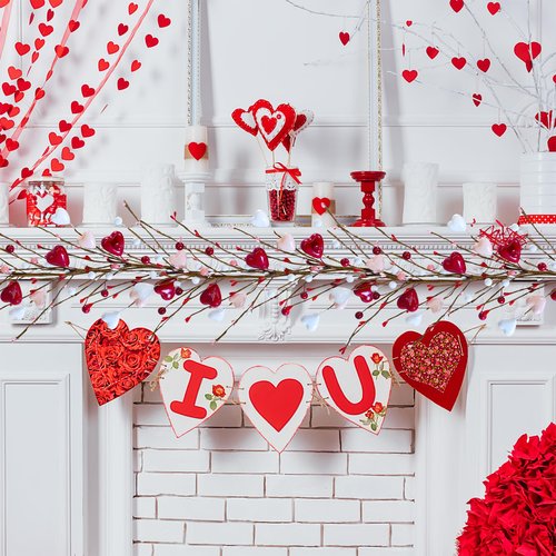 Winlyn 5.2 Ft Valentine's Day Garland with Heart and Berry Red Pink White Artificial Heart Berry Spring Garland for Valentine Party Holiday Wedding Fireplace Mantel Front Door Table Décor