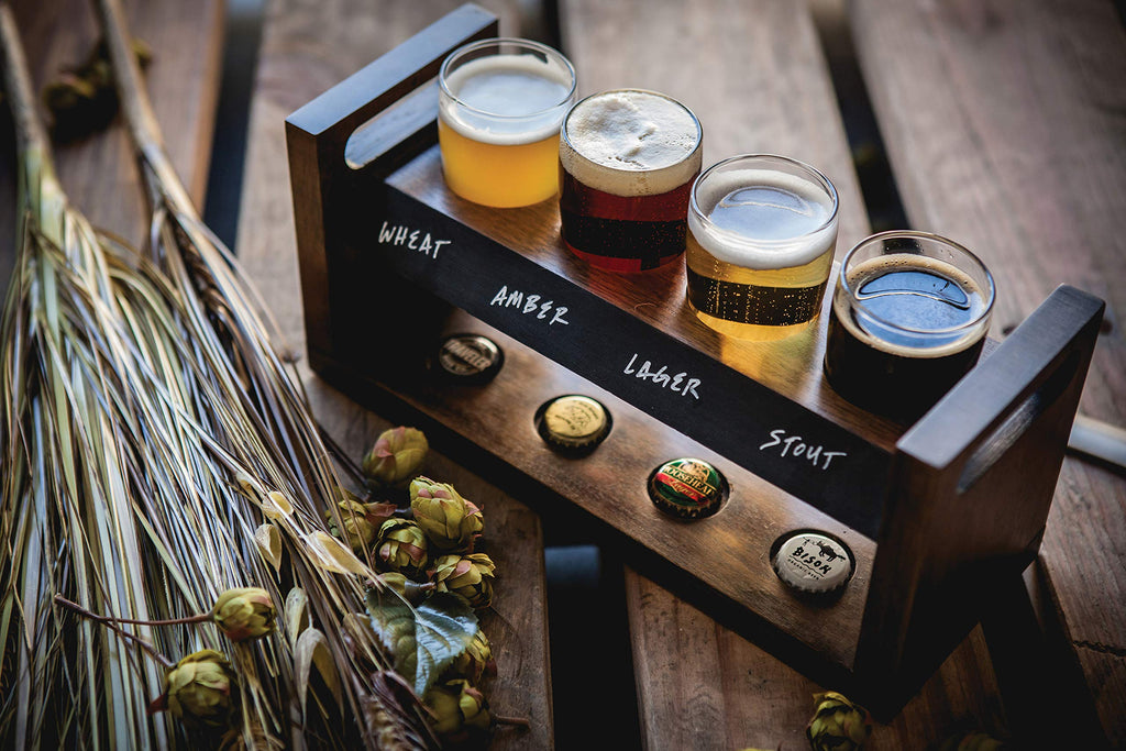 PICNIC TIME Craft Beer Flight Beverage Sampler, Beer Glasses Set, Gifts for Men, Bar Glasses Drinking Set with Carry Handles, Hollowed Areas, and Chalkboard Panel for Home and Bar, (Acacia Wood)