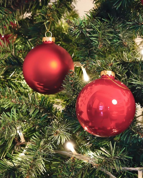 DN DECONATION Red Glass Christmas Ornaments - Set of 9 | 3.15" Hanging Baubles for Holiday Decor