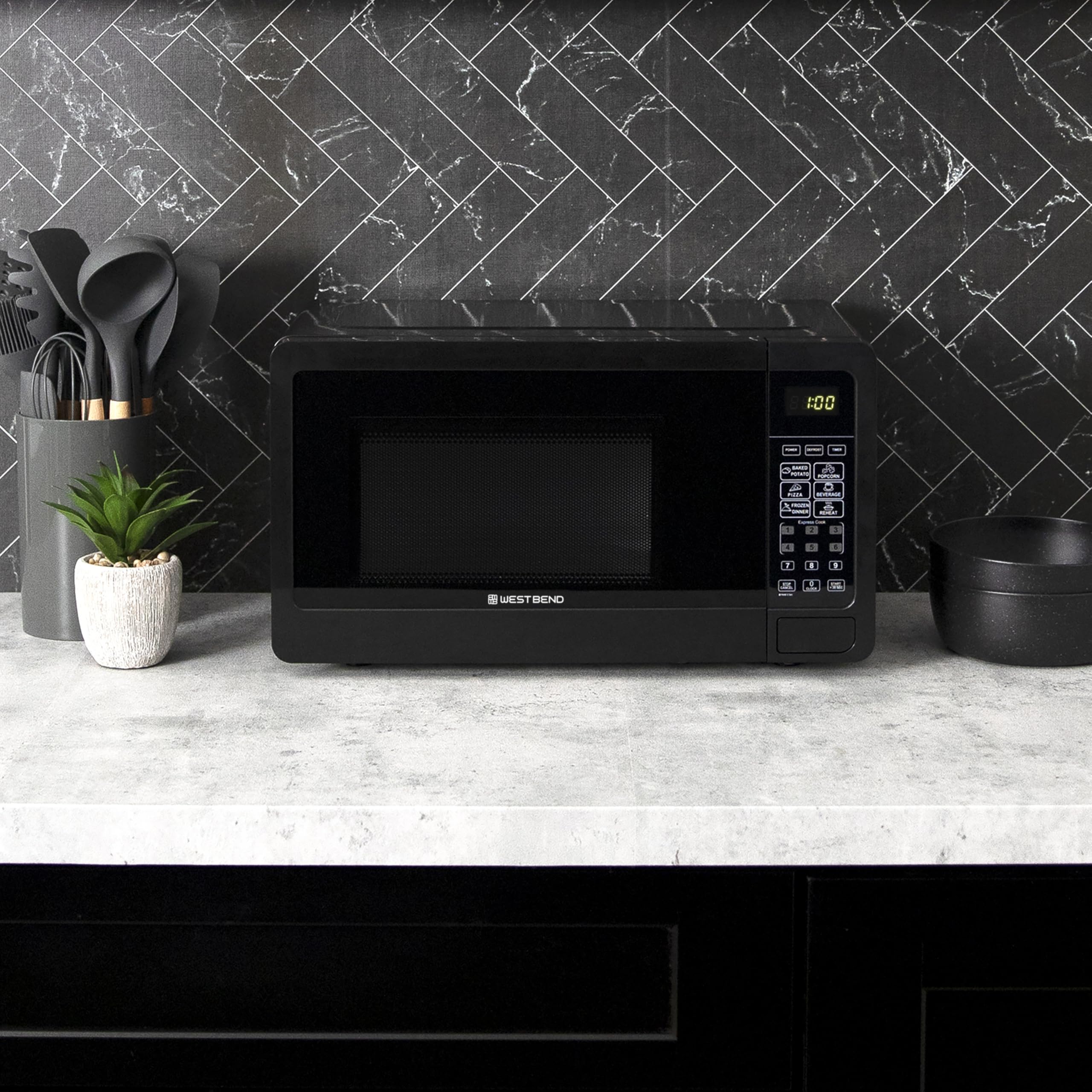 West Bend Microwave Oven 700-Watts Compact with 6 Pre-Set Cooking Settings, Speed Defrost, Electronic Control Panel and Glass Turntable, 0.7 Cu.Ft., Black