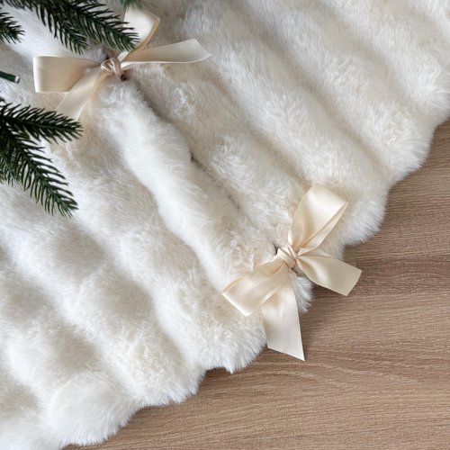 Starry Dynamo 60-Inch Puff Quilt Faux Fur Christmas Tree Skirt, Soft Plush Tufted Texture with Satin Ribbon Ties, Cream