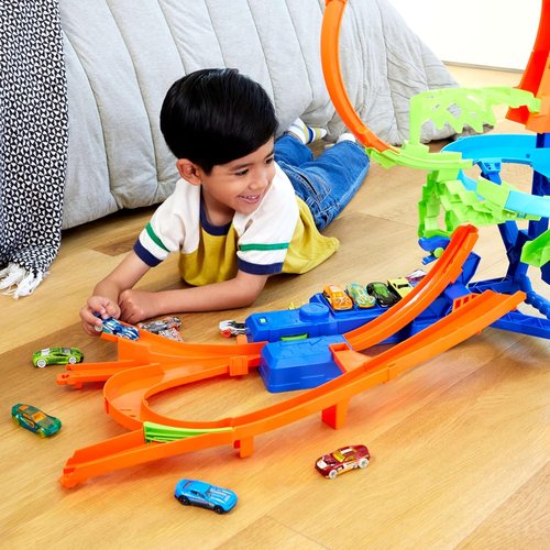 Hot Wheels | Stunt Track Set with Mid-Air Crash - 1:64 Scale Die-Cast Car & Motorized Booster
