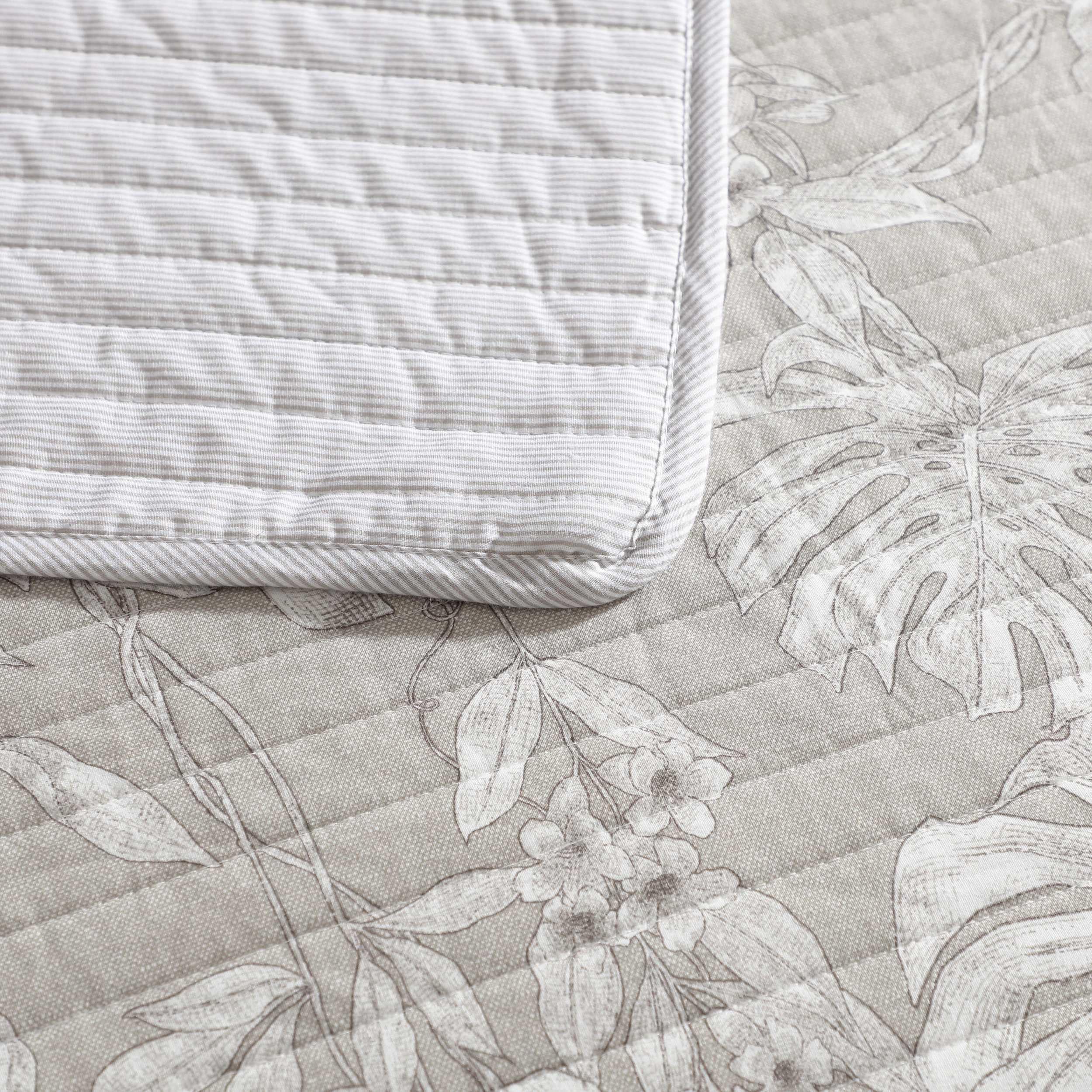 Tommy Bahama - Full/Queen Quilt Set, Lightweight and Breathable Bedding with Matching Sham(s), Super Soft Bedding Set (Jungle Toile Beige, Full/Queen)
