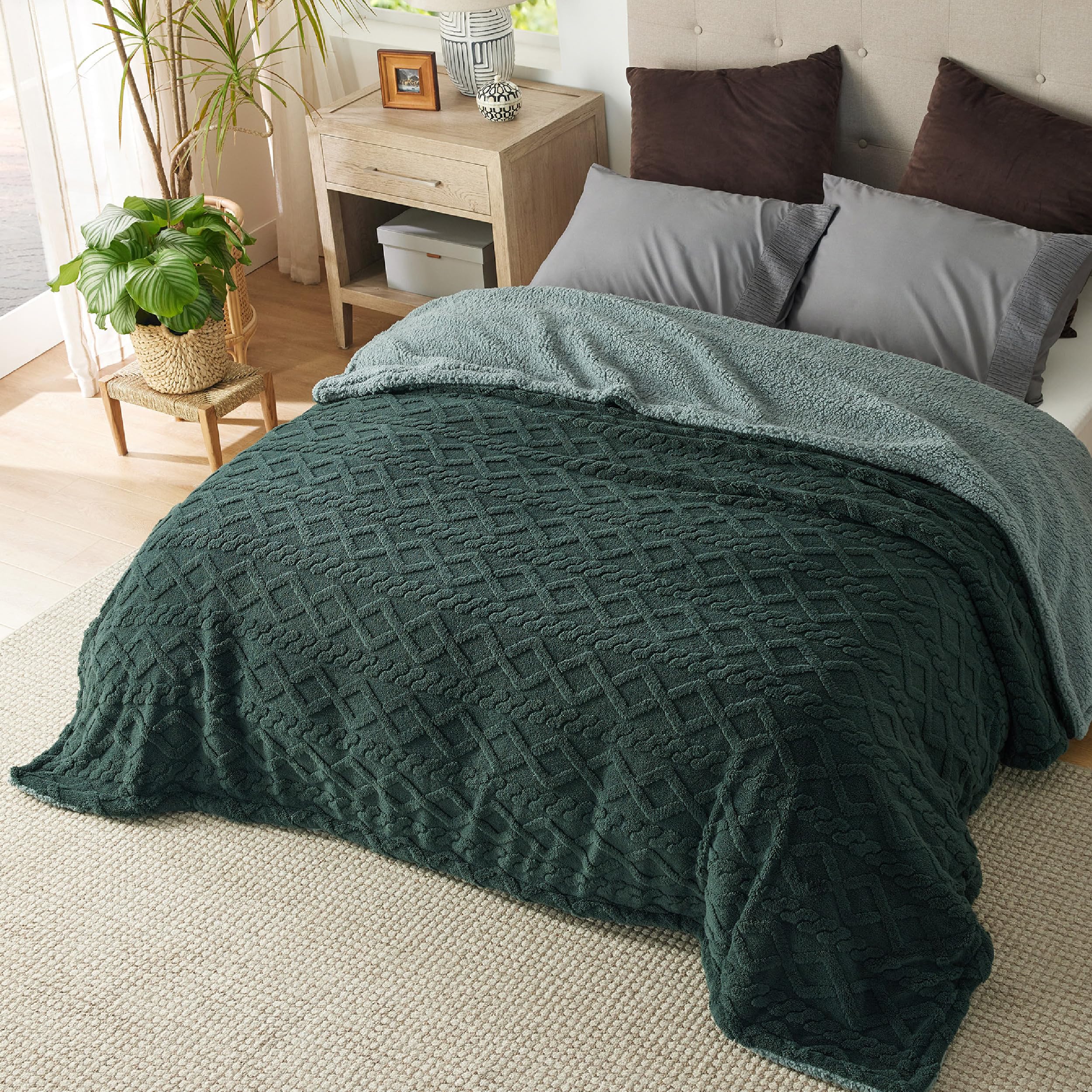 Bedsure Gentlesoft Sherpa King Size Blanket for Bed- Fleece Fluffy & Cozy Cable Jacquard Tufted for Women Gift, Thick and Warm Christmas Blanket for Winter, Dark Green, 108x90 Inches
