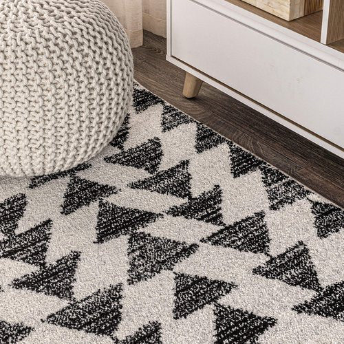 JONATHAN Y Aisha Moroccan Triangle Geometric Cream/Black Indoor Area Rug, 4x6, Contemporary, Modern, Easy-Cleaning for Living Room, Bedroom, Kitchen, Pet Friendly, Non-Shedding (MOH206A-4)