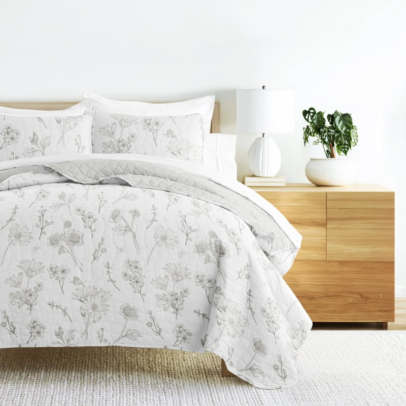 Twin Light Gray Blooming Daisy Reversible Quilt Set with Shams - Soft & Durable Bedding