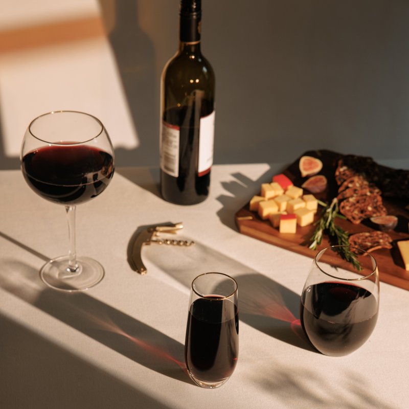 Sphere Stemmed Wine Glass - 21 oz with Gold Rim